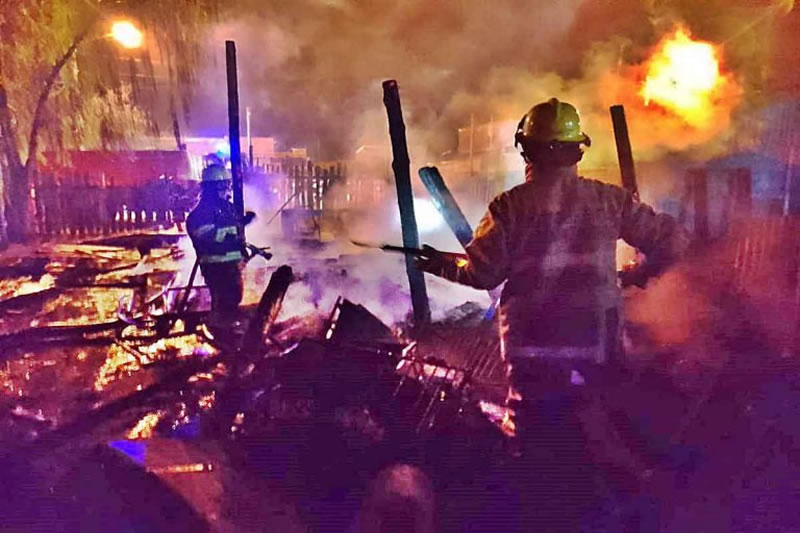Un incendio consumió una vivienda de madera y afectó a otras vecinas