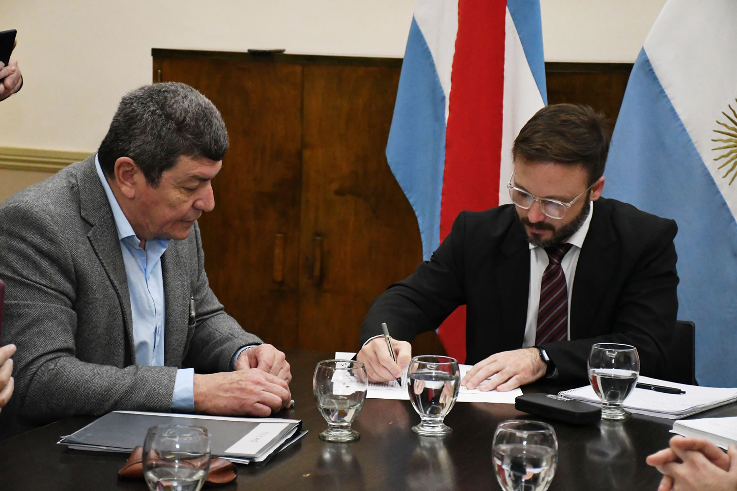 El Intendente Azcué y el presidente del IAPV firmaron un convenio para avanzar con la regularización dominial de viviendas