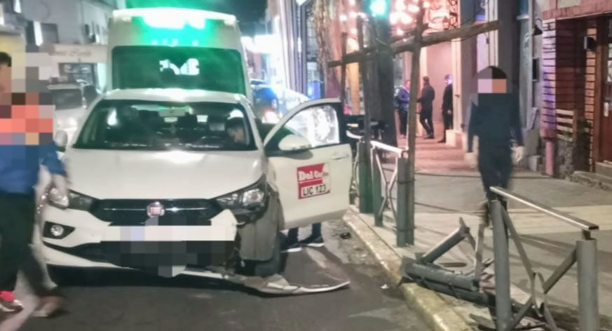 Remisero alcoholizado chocó una baranda que cayó sobre un peatón