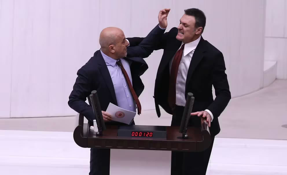 Golpes en el Parlamento de Turquía: El debate sobre un ex diputado preso terminó en una pelea a puños