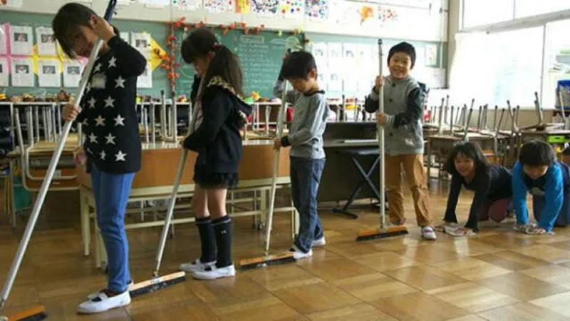 Japón: Además de asistir a clases, los estudiantes limpian los salones y baños