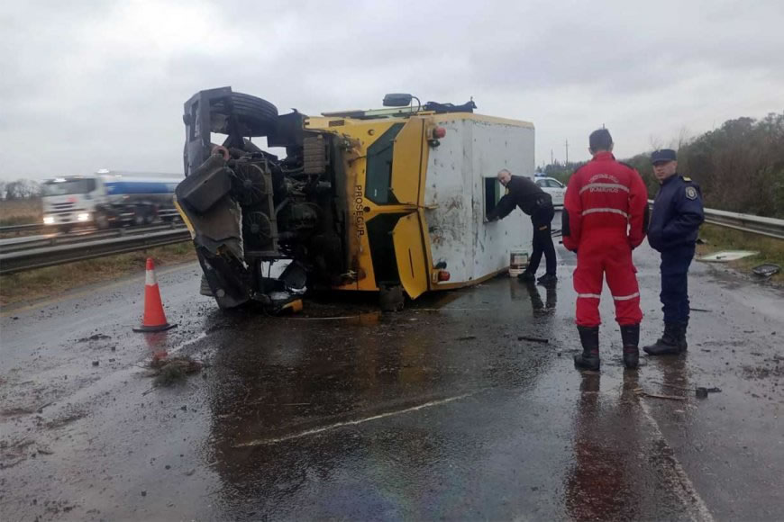 Camión de Prosegur volcó en la Autovía Artigas y se montó un operativo especial para proteger el dinero