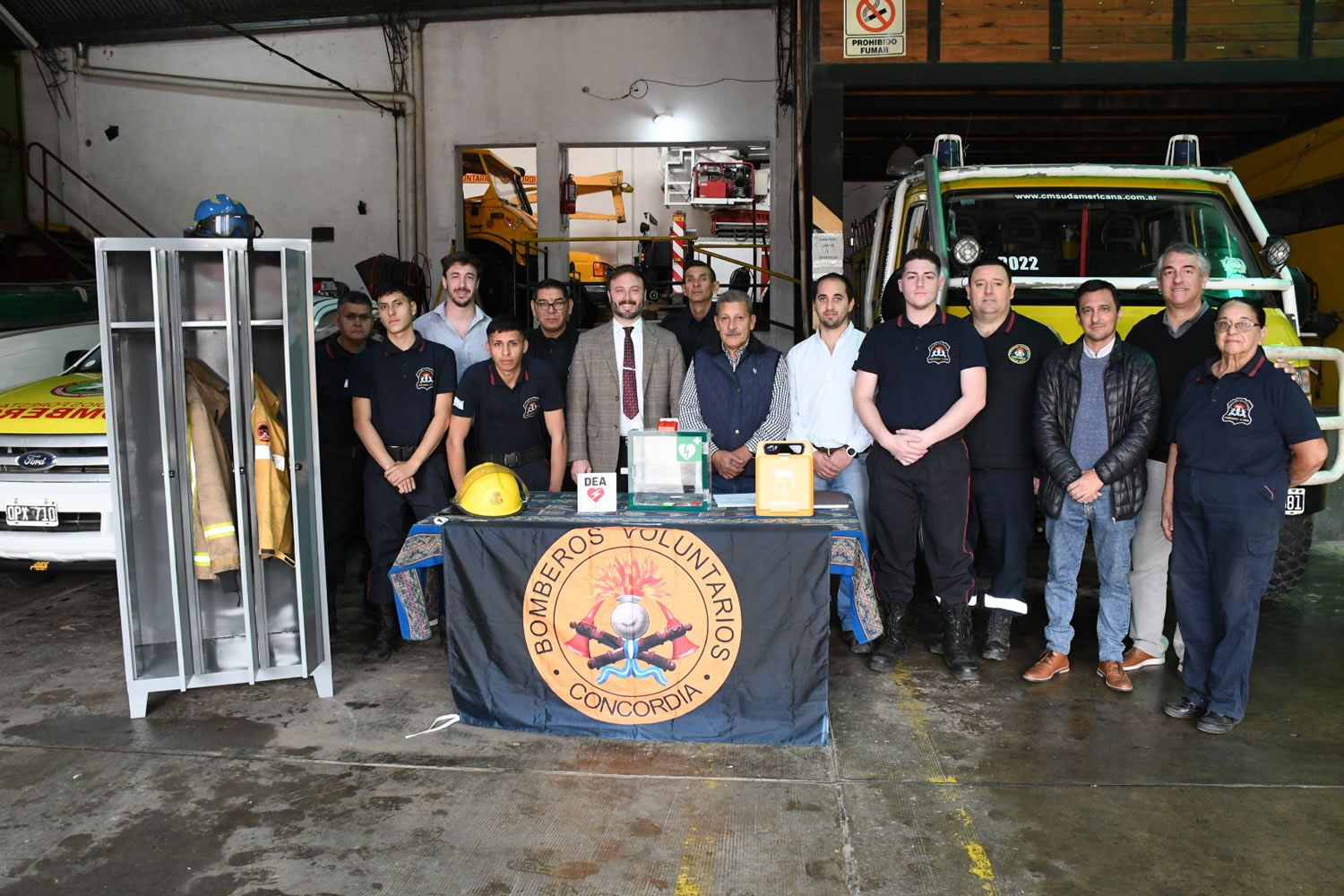 La Municipalidad hizo entrega de un desfibrilador y un locker a los Bomberos Voluntarios