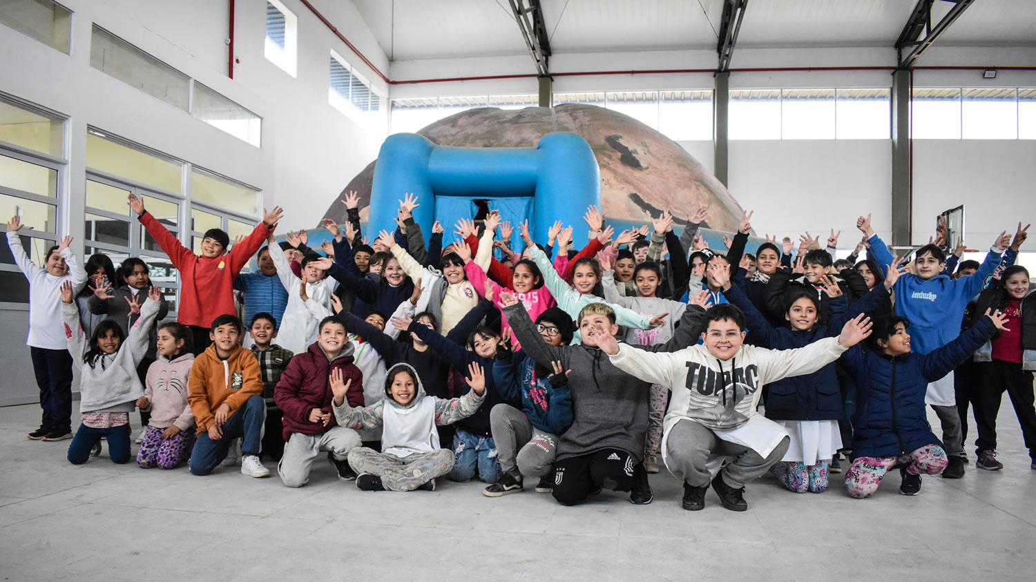 Más de 2500 alumnos concordienses visitaron el Planetario Móvil