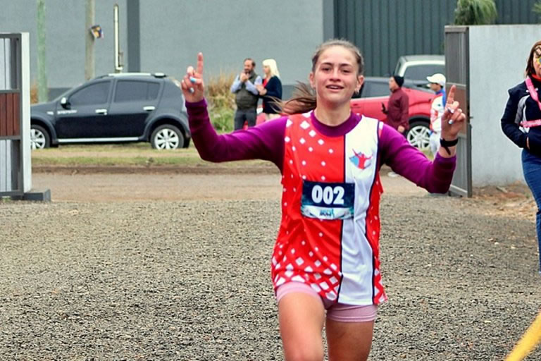 Tras una lesión, la atleta Greta Rodríguez dominó la Salto Run Uruguay