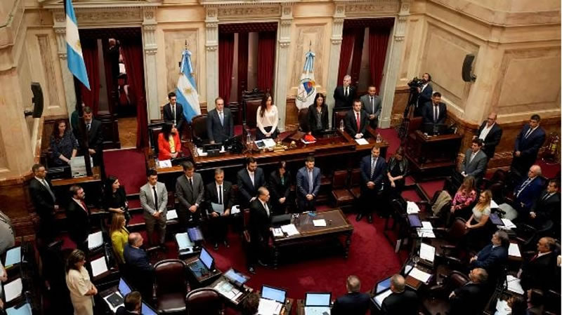 Los senadores anularon la última suba de sus sueldos y congelaron sus dietas hasta el 31 de diciembre