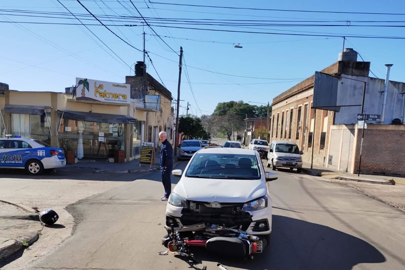 Motociclista debió ser hospitalizado tras chocar con un vehículo