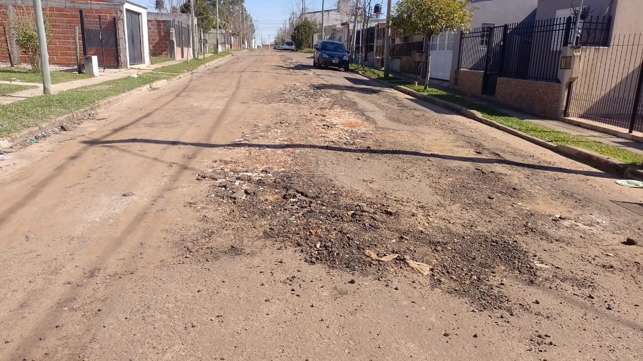 En Villa Adela piden soluciones por el mal estado de las calles donde circula el colectivo