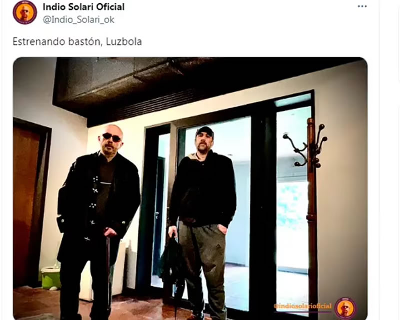 El Indio Solari compartió una foto llevando un bastón y sus fanáticos le dieron su apoyo: “Es para sostener tanto rock”