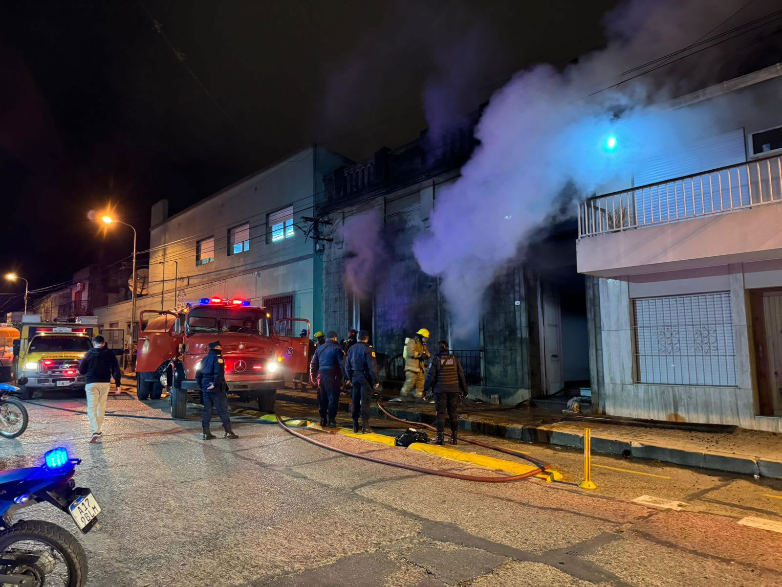 Antes de salir dejó una vela encendida y cuando regresó su casa se estaba incendiando