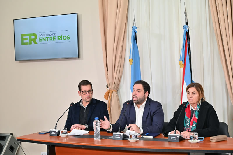 El gobierno aumenta el sueldo a docentes por decreto y pide que levanten los paros