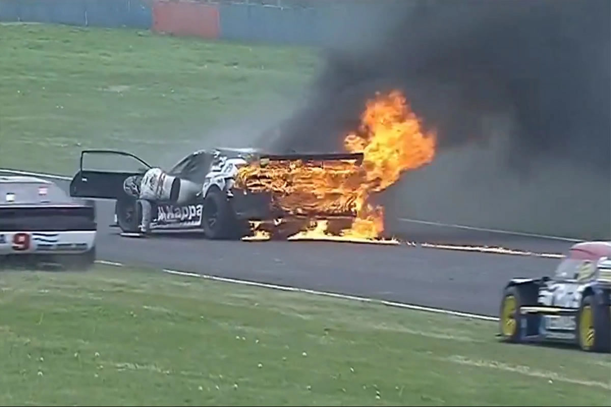 Impresionante incendio en el auto de Mazzacane durante la final de TC