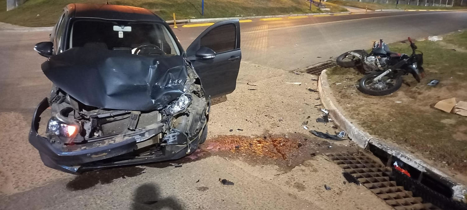 Dos adolescentes graves tras impactar su moto contra un vehículo