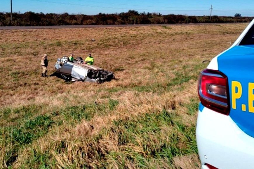 Un hombre y su hijo fueron trasladados al hospital tras volcar en la Ruta 14
