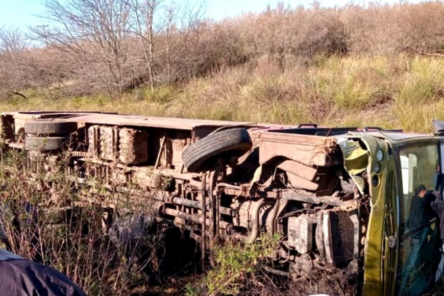 Villaguay: Un colectivo con estudiantes volcó en la ruta y sus pasajeros sufrieron lesiones
