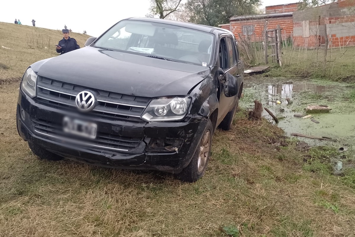 Se desbarrancó una camioneta en la Defensa Sur y su conductor debió ser asistido