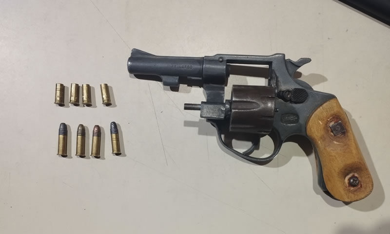 Un hombre realizaba disparos al aire en la calle y al ver a la policía intentó huir