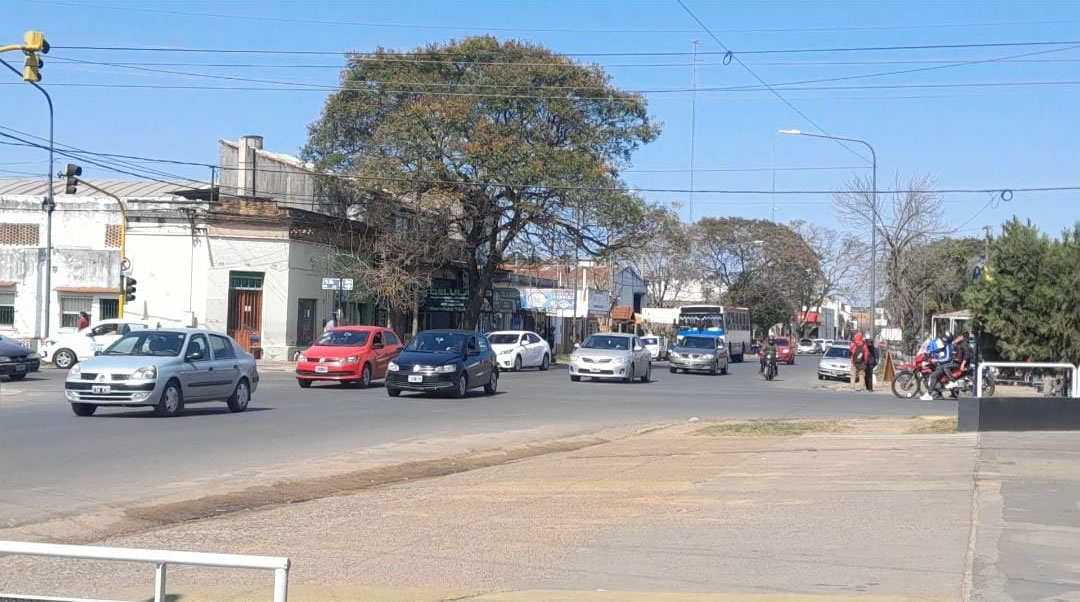 Mano única Av. Tavella y Concejal Veiga: Vehículos  transitan a alta velocidad, piden mayores controles