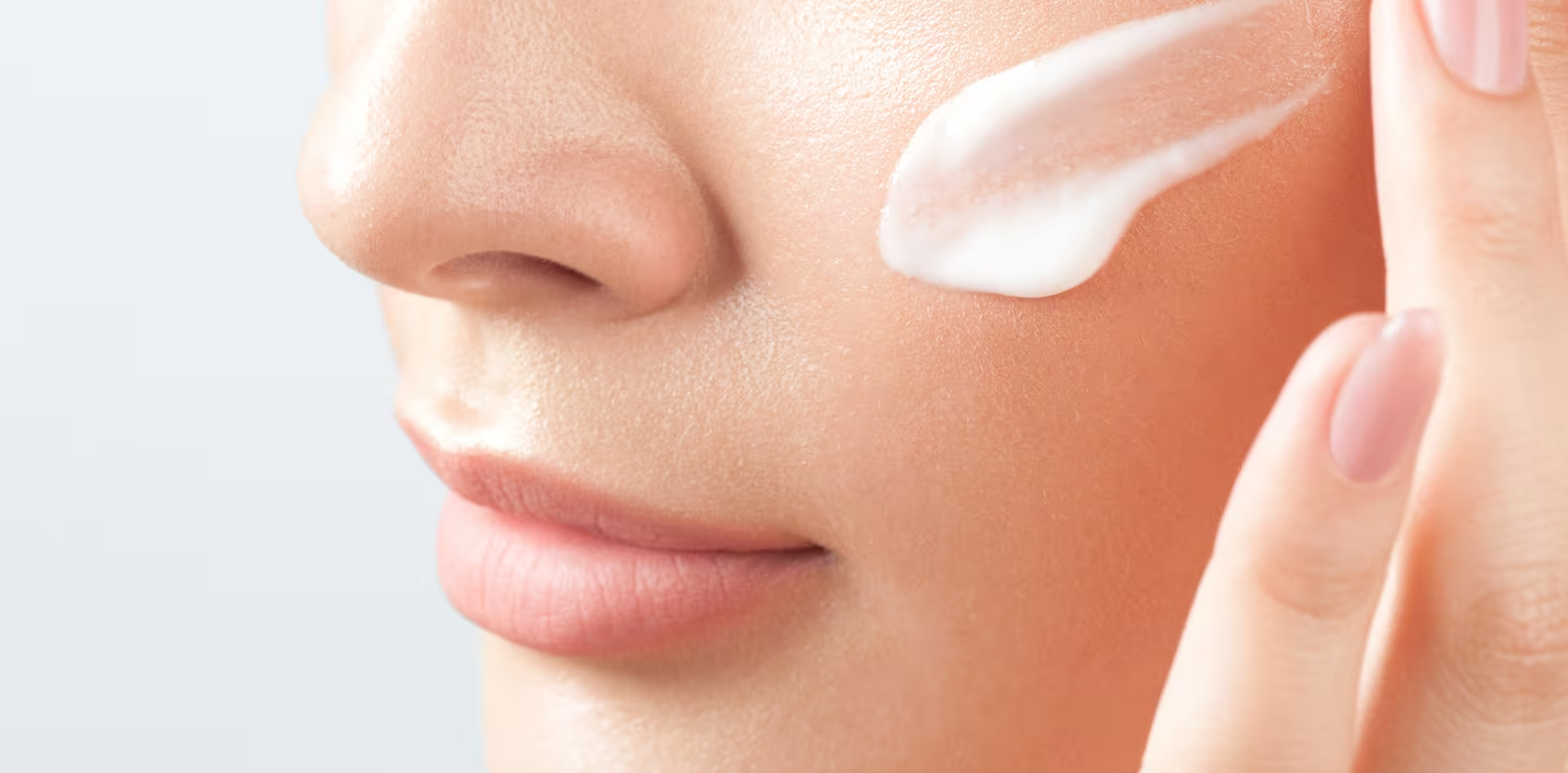 Una rutina de cuidados diarios para la piel es clave para preservar su elasticidad y salud a largo plazo