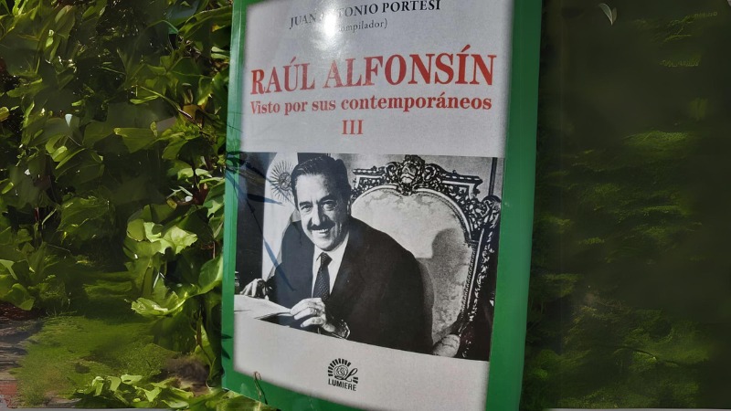 UCR/ presentación libro «Raul Alfonsin, visto por su contemporáneos. Tomo III»