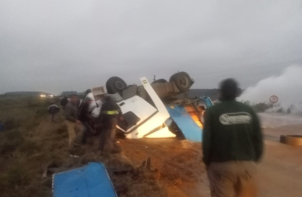 Murió conductor tras el vuelco de un camión que transportaba productos químicos