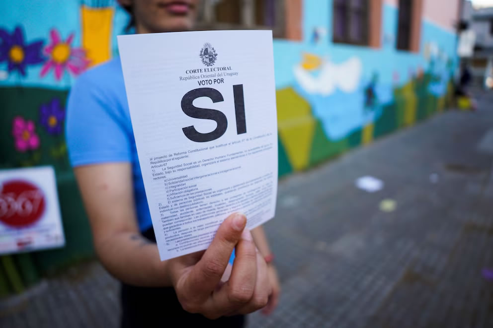 Uruguay rechazó los plebiscitos sobre seguridad social y para habilitar los allanamientos nocturnos