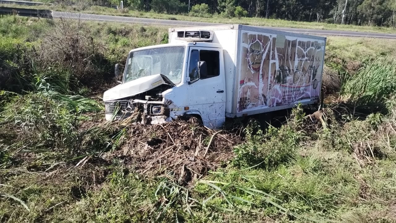 Camionero falleció al cruzar de carril y volcar en la Ruta 14