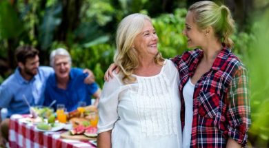 chica-abrazando-a-suegra