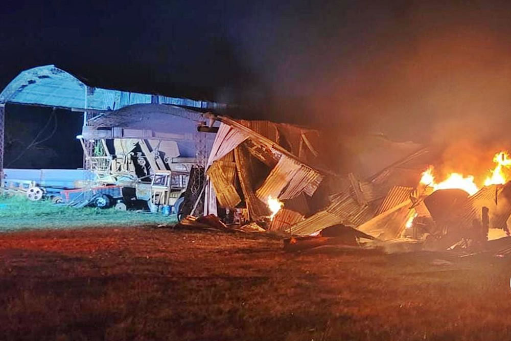 Un incendio destruyó por completo un galpón cercano a la ciudad de San Salvador