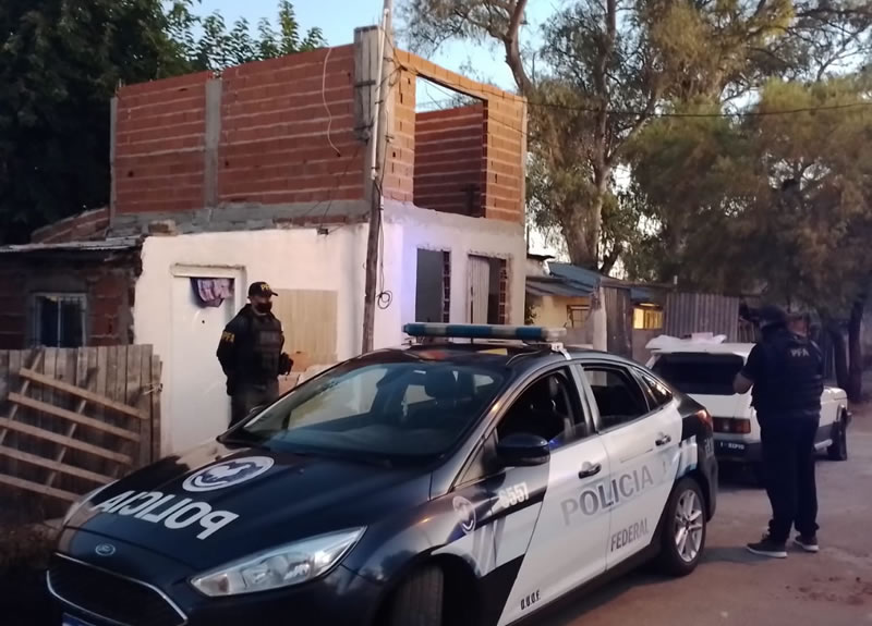 La Policía Federal Argentina allanó dos domicilios por venta de estupefacientes