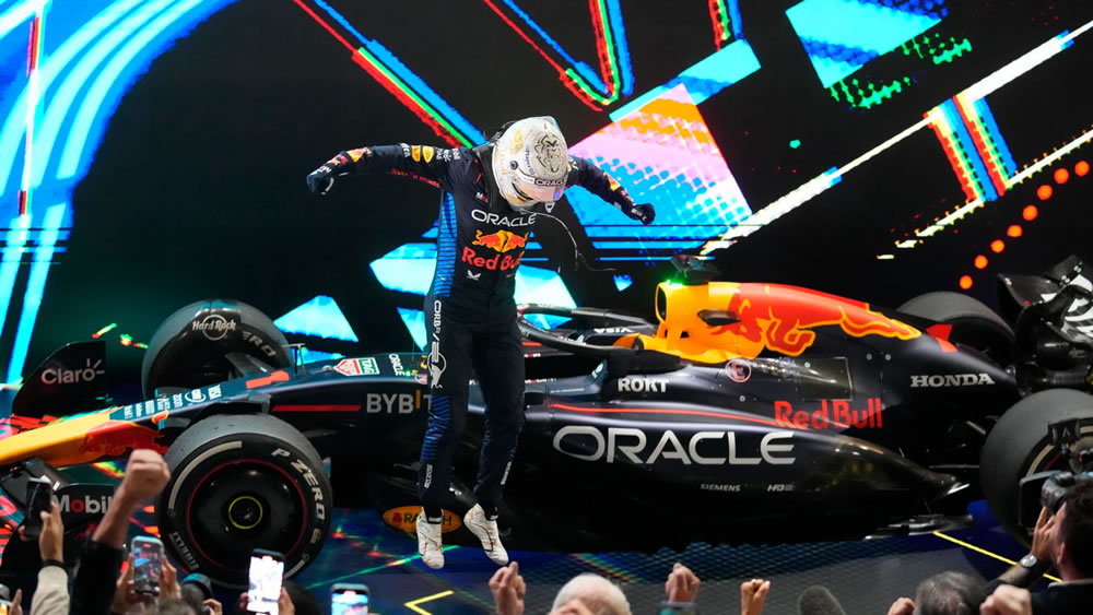 Verstappen estrenó su título de Fórmula 1 con victoria en una caótica carrera en Qatar