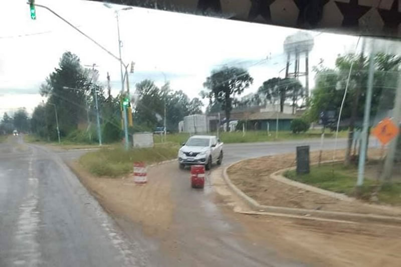 Vecinos toman la iniciativa y remueven el montículo de tierra en el acceso a la Y Griega