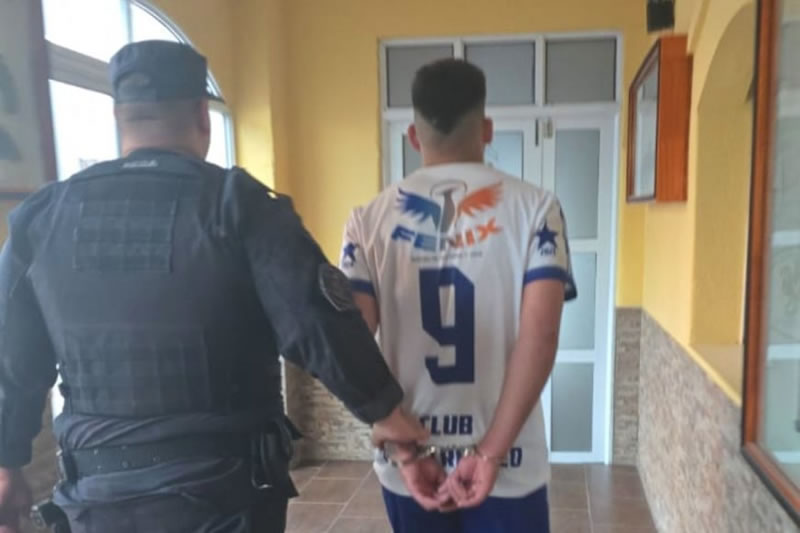 Le sacaron la roja en un partido de fútbol, reaccionó de la peor manera y terminó detenido