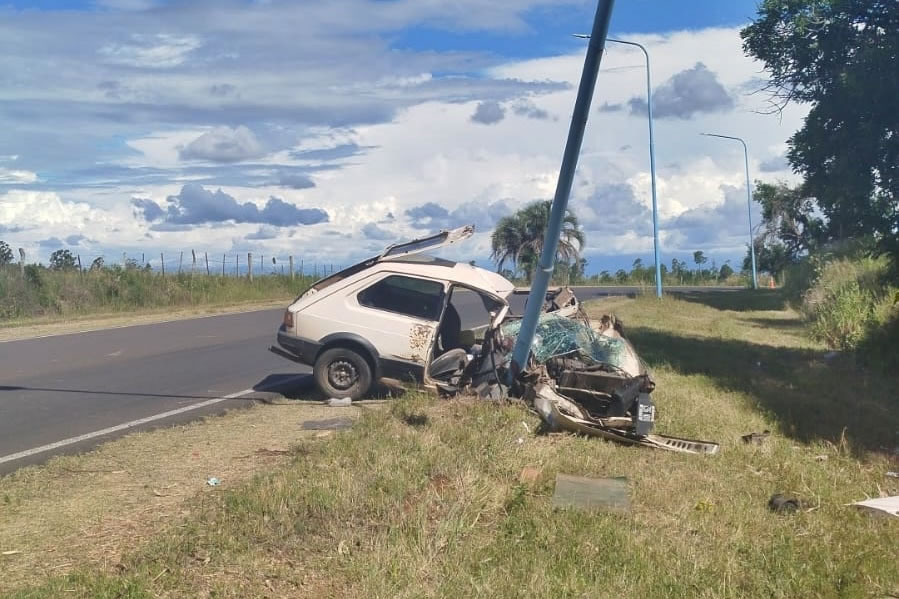 Un hombre debió ser hospitalizado tras chocar contra una columna del alumbrado público