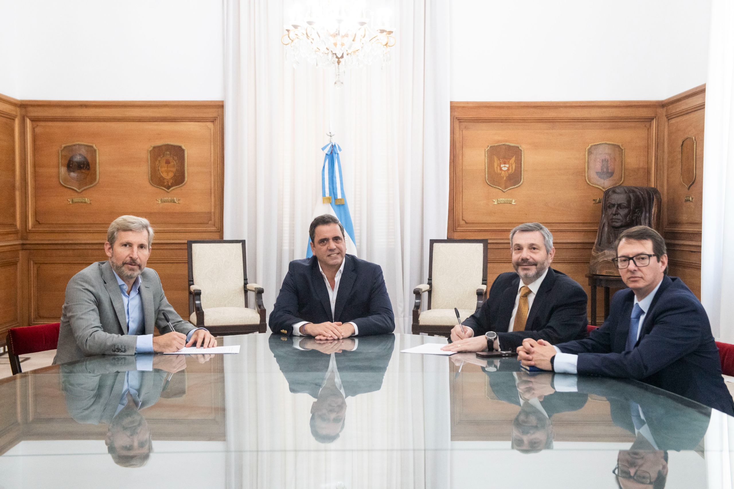 El Gobierno acordó con Frigerio el pago de $2 mil millones por la deuda con la Caja