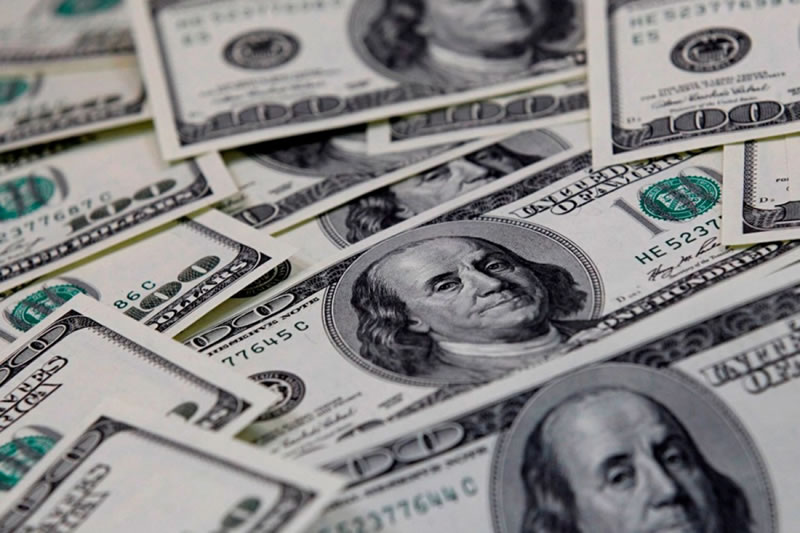 Alertan sobre posibles intentos de estafas con los billetes de 100 dólares que salen de circulación
