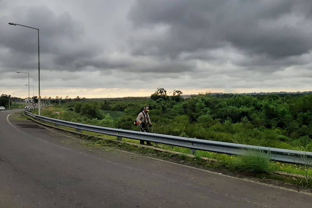 Una comuna del departamento desmalezó el acceso a la Ruta 4 y la Autovía 14 utilizando recursos propios