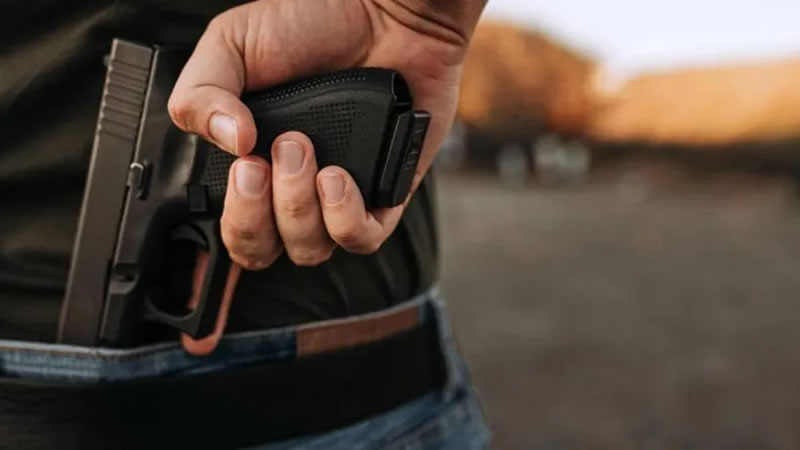 El Gobierno bajó la edad mínima para portar armas a 18 años