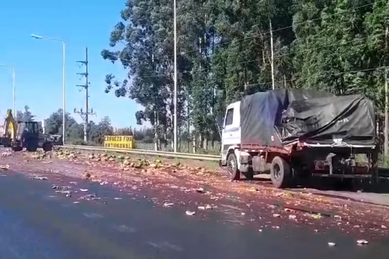 Camión derramó líquido sobre la ruta 14 y provocó un accidente con otro vehículo de carga
