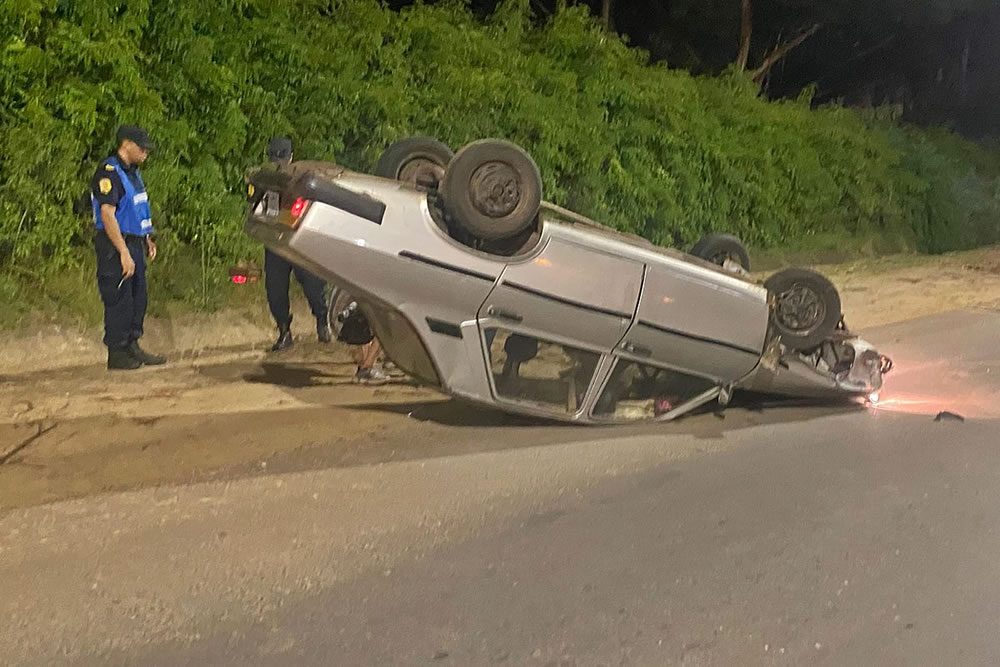 Un automóvil impactó contra una columna y terminó volcado en plena avenida
