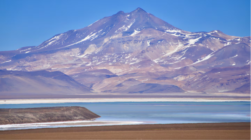 Cuál es el volcán más alto del mundo que tiene un lago escondido del lado argentino