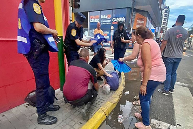 Un hombre se descompensó y cayó al suelo en la zona céntrica