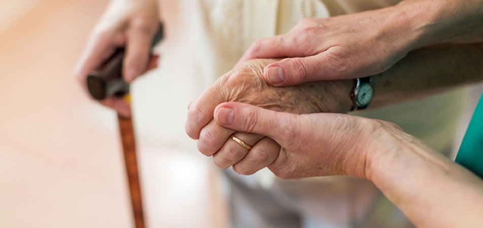 Desesperado pedido de una mujer a la Justicia para que le permitan retirar a su pareja de un geriátrico