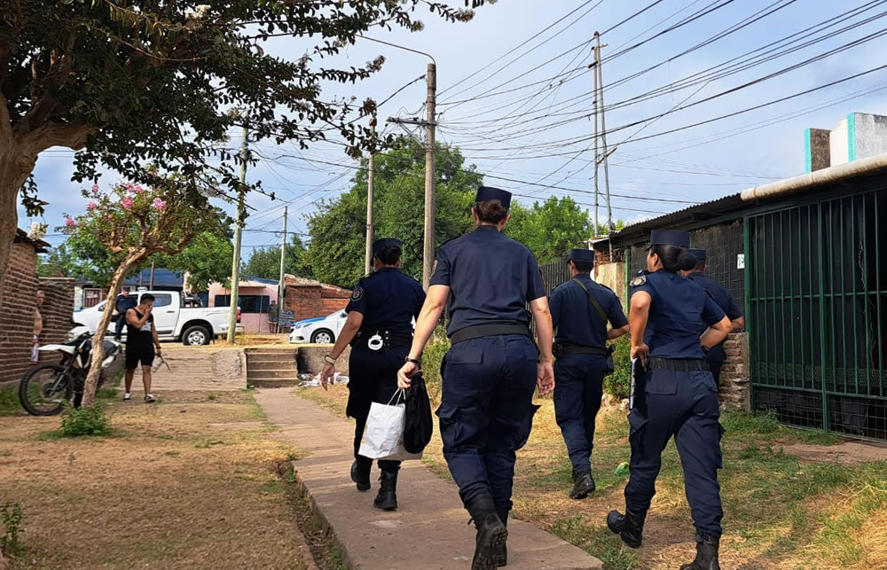 Detuvieron a una mujer sindicada de robar el arma a un policía
