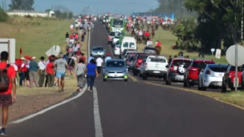 Miles de fieles desfilan por las rutas argentinas para venerar al Gauchito Gil