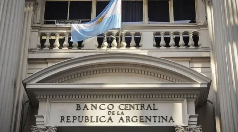 El Banco Central bajo las tasas de interés a 29% y preparó el terreno para un crawling del 1%