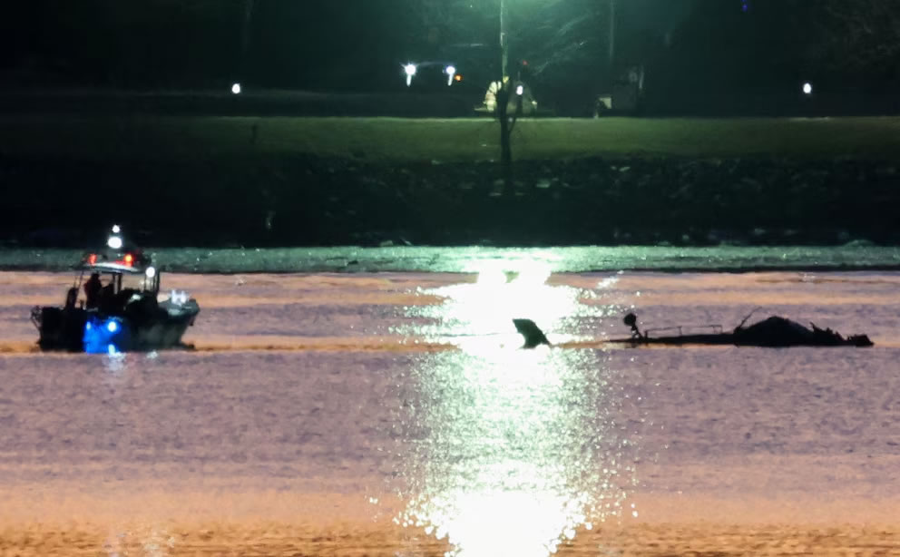 Cómo fue el choque entre el avión y el helicóptero militar en Washington que tuvo a un argentino entre las víctimas