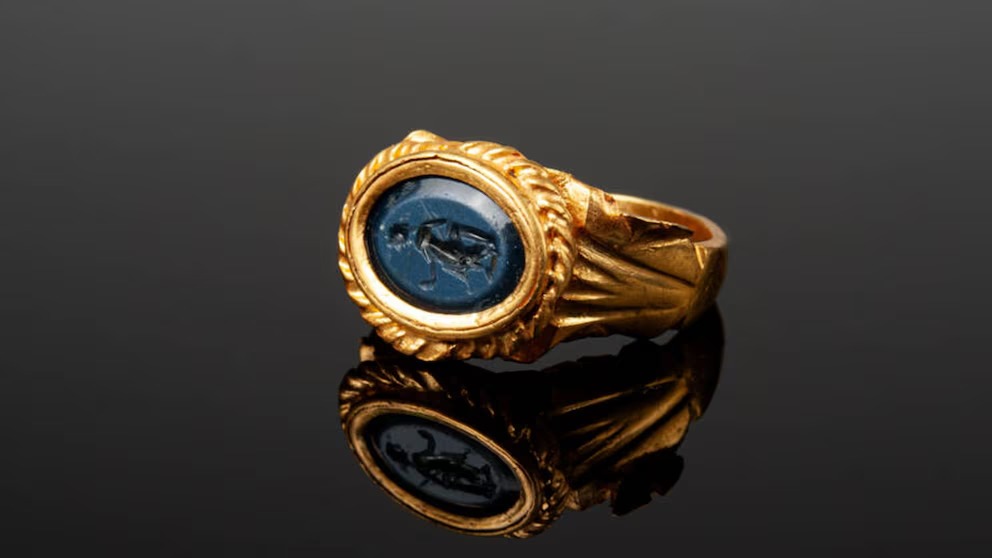 Hallaron en Francia un anillo de oro de la época romana intacto tras 1.800 años