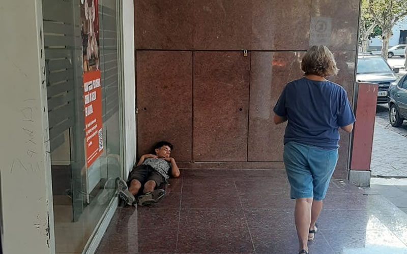 Capacitación sobre situación de calle: Un debate puertas adentro mientras la realidad espera afuera