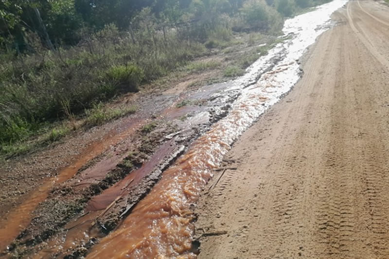 EDOS trabaja en una nueva rotura de un caño madre del Acueducto Roca
